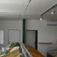 Mlžící trysky na nerezovém potrubí nad potravinovou vitrínou Mlžící trysky na nerezovém potrubí nad potravinovou vitrínou