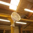 Mlžící ventilátor v hale svařovny