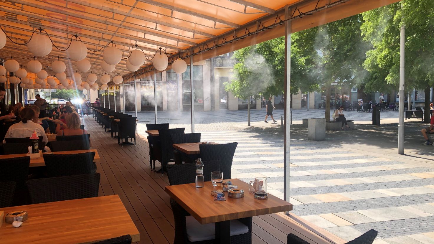 Ochlazování vzduchu na terase restaurace